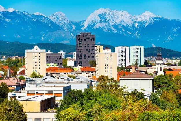 Hermoso paisaje urbano con edificios modernos y montañas de fondo