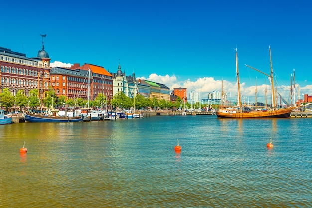 Hermoso paisaje urbano de Helsinki, Finlandia. Antiguos edificios históricos, barco de madera, cielo azul con nubes