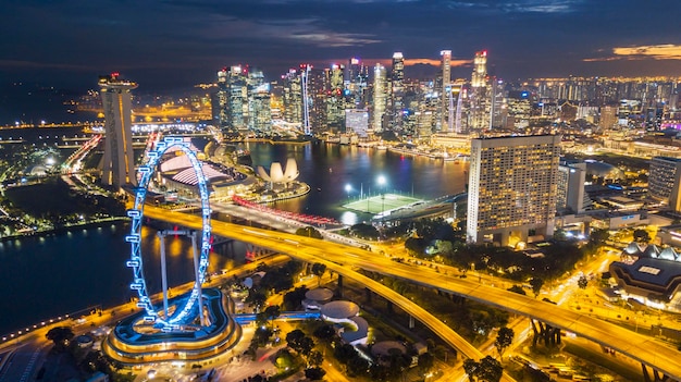 Hermoso paisaje urbano de Singapur que brilla intensamente en la noche