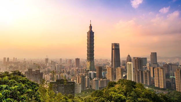 Hermoso paisaje urbano de Taiwan y el edificio Taipei 101 al atardecer