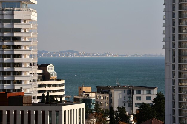 Foto hermoso paisaje urbano con vistas al mar.