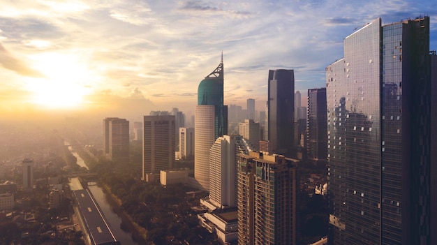 Hermoso paisaje urbano de Yakarta bajo la luz del atardecer