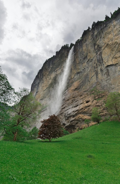 Hermoso paisaje del valle y cascadas Suiza