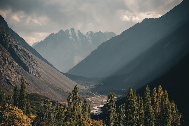 Hermoso paisaje del valle de Hunza a lo largo de la autopista Karakoram Gilgit Baltistán Pakistán