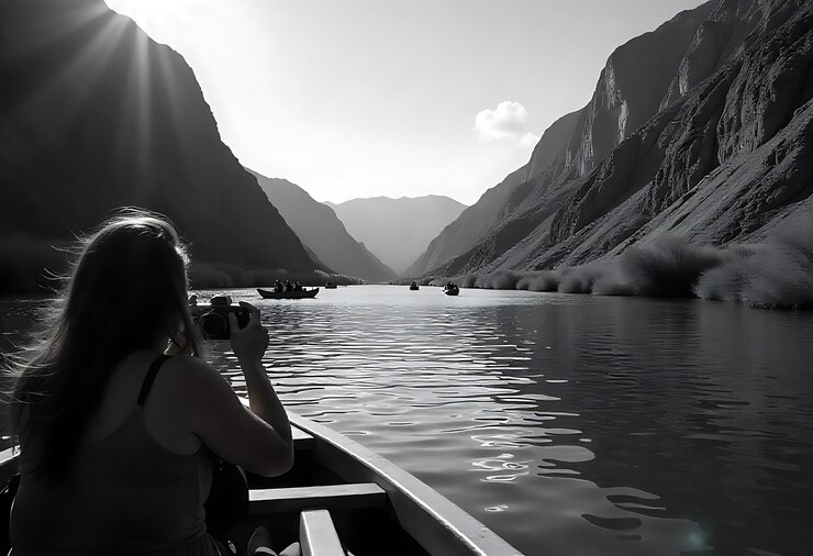 Un hermoso paisaje de un valle montañoso con un río que lo atraviesa