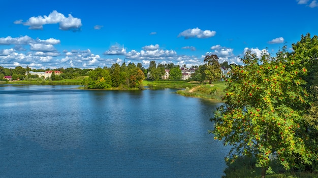 Hermoso paisaje de verano con un acantilado junto al lago.