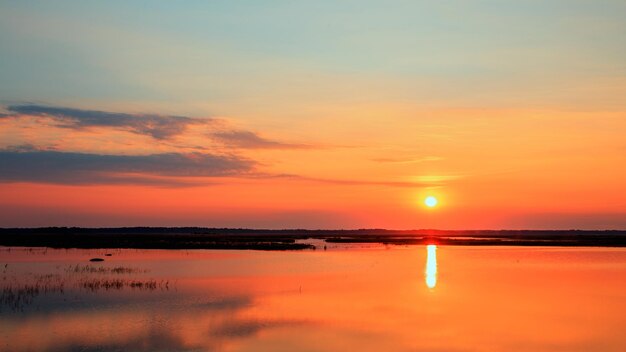 hermoso paisaje de verano el amanecer en el lago