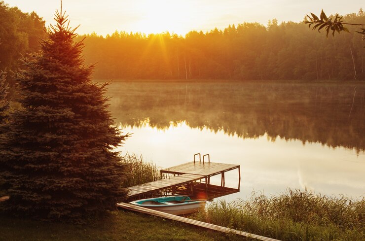 Foto hermoso paisaje de verano con barco en el lago al amanecer.