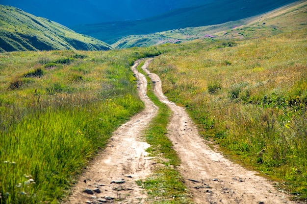 Hermoso paisaje de verano con carretera en las montañasxDxA