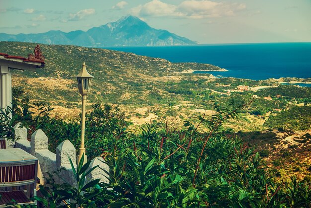 Hermoso paisaje de verano griego con vistas al Monte Athos Grecia Halkidiki