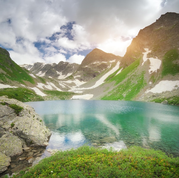 Hermoso paisaje de verano de la montaña del Cáucaso