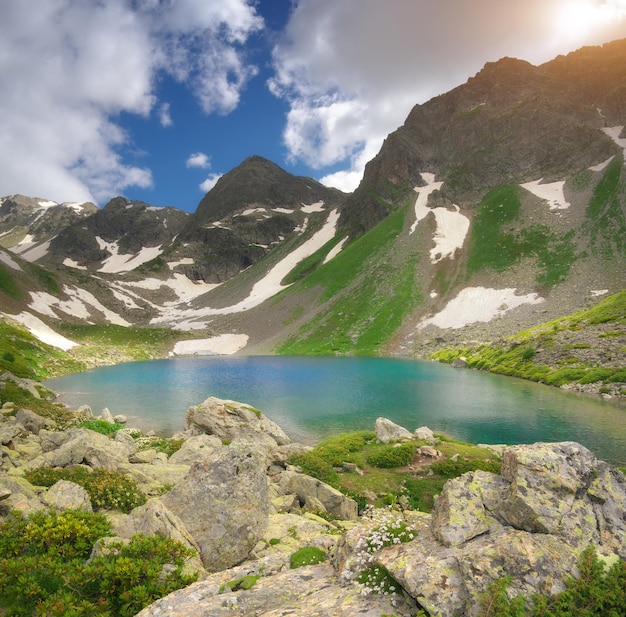 Hermoso paisaje de verano de la montaña del Cáucaso