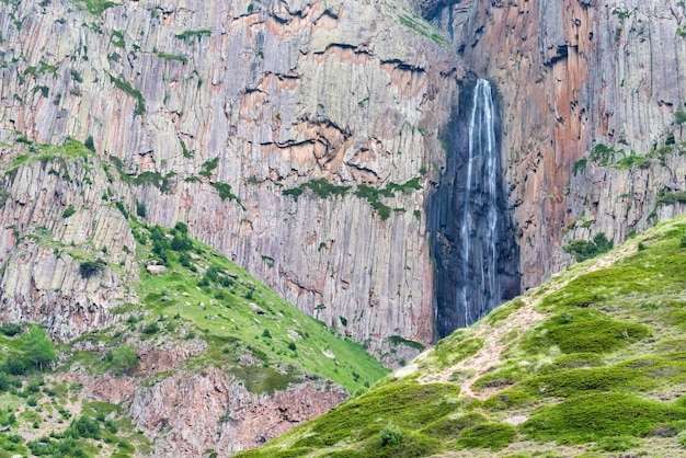 Hermoso paisaje de verano con montañas de verano y cascada Abai Su en Kabardino-Balkairia, Rusia