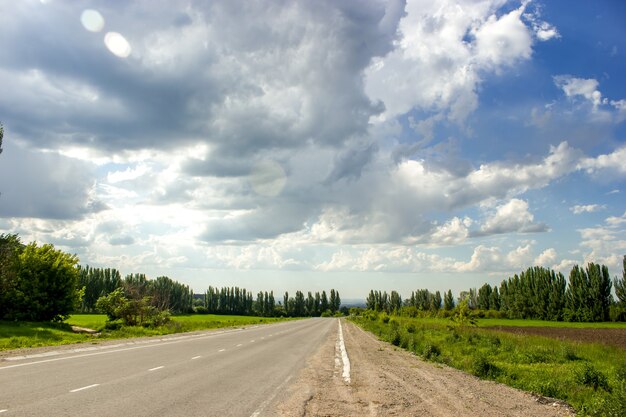 Hermoso paisaje de verano con nubes en el cielo azul en el campo Fondo de viaje de viaje por carretera