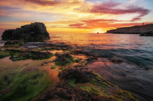 Hermoso paisaje de verano con puesta de sol, cielo colorido y mar. Composición de la naturaleza