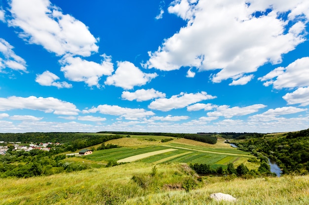 Hermoso paisaje de verano de río en el valle, campos y bosques, vista superior