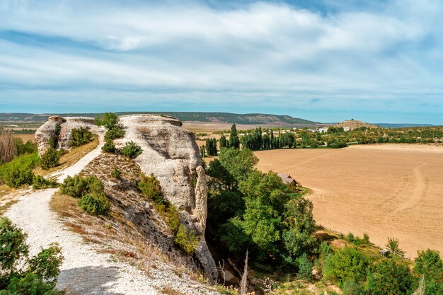 Hermoso paisaje de verano con rocas y vistas a las verdes colinas del paisaje montañoso del valle