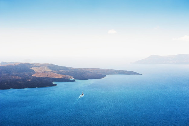 Hermoso paisaje con vista al mar e islas. Isla de Santorini, Grecia.