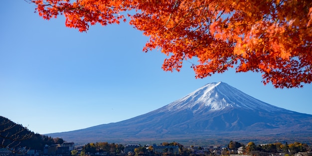 Hermoso paisaje con vista a la montaña Mtfuji con arce rojo en Japón