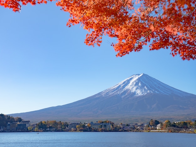 Hermoso paisaje con vista a la montaña Mtfuji con arce rojo en Japón