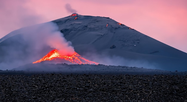 Hermoso paisaje de un volcán en erupción