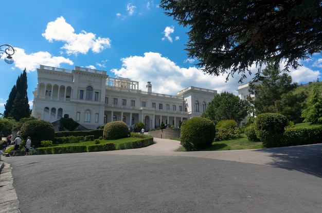 Hermoso palacio blanco en el suburbio de Yalta en Crimea. Livadia.