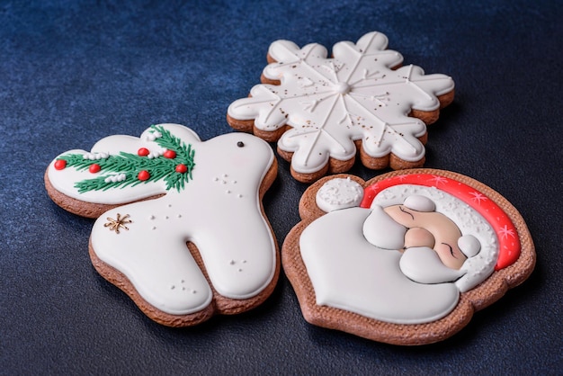 Hermoso pan de jengibre festivo de Navidad hecho a mano con elementos de decoración