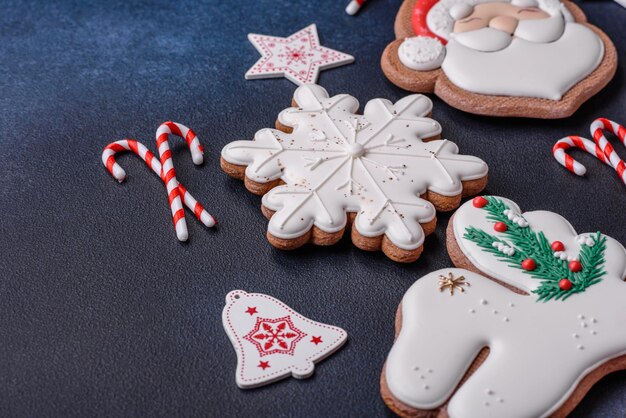 Hermoso pan de jengibre festivo de Navidad hecho a mano con elementos de decoración