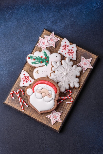 Hermoso pan de jengibre festivo de Navidad hecho a mano con elementos de decoración