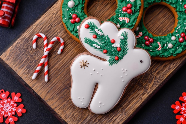 Foto hermoso pan de jengibre festivo de navidad hecho a mano con elementos de decoración