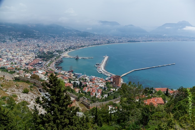 Un hermoso panorama de una antigua ciudad turca desde una antigua torre Kizil Kule en un verano soleado