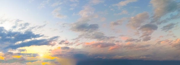 Hermoso panorama del cielo dramático de la tarde. Hora del atardecer o del amanecer. Increíbles nubes púrpuras.