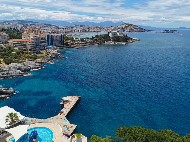 Hermoso panorama de la ciudad turística y el mar Egeo. Kusadasi, Turquía.