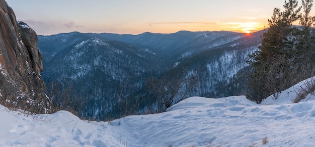 Hermoso panorama de invierno de las montañas al atardecer