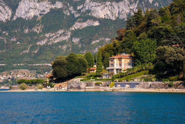 Hermoso panorama del lago Como con un pequeño pueblo costero famoso destino turístico