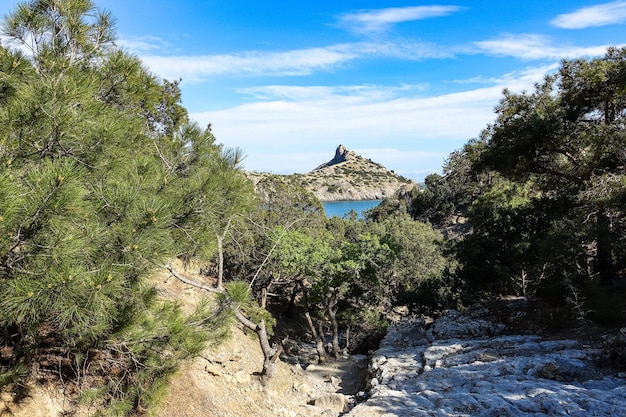 Hermoso panorama marino del cabo Kapchik al sendero Galitsin Rusia