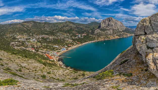 Hermoso panorama marino del cabo kapchik hasta el sendero galitsin y la bahía azul del mar negro