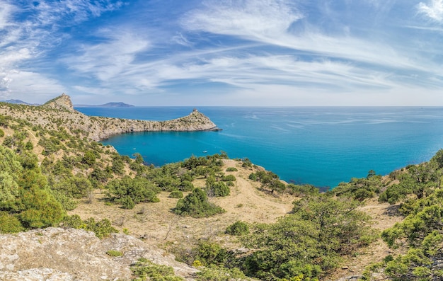 Hermoso panorama marino del cabo kapchik hasta el sendero galitsin y la bahía azul del mar negro