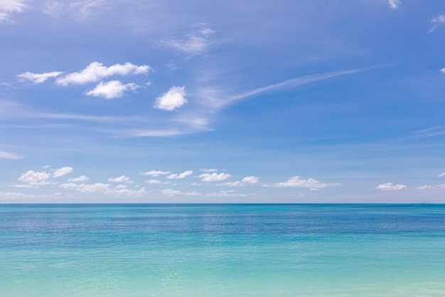 Hermoso panorama marino. Composición de la naturaleza. Concepto de naturaleza pacífica. Horizonte con mar azul