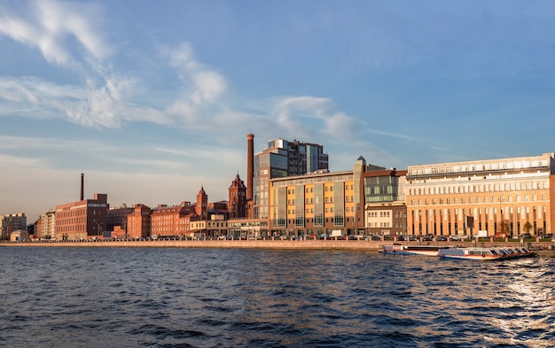 Hermoso panorama otoñal de la moderna San Petersburgo. Nuevo terraplén residencial moderno distrito Vyborgskaya en San Petersburgo. Rusia.