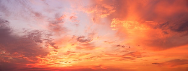 Hermoso panorama de puesta de sol de cielo rojo como fondo