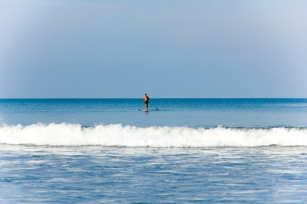 Hermoso panorama de salpicaduras onda azul curl.Surfing