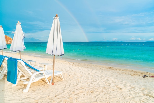 Hermoso paraguas de lujo y silla en la playa