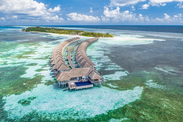 Hermoso paraíso de Maldivas. Paisaje de viaje aéreo tropical, villas de agua de puente de madera de paisaje marino