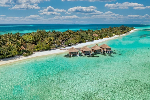 Hermoso paraíso panorámico de Maldivas. Viaje aéreo tropical amplio paisaje isla bungalow mar cielo