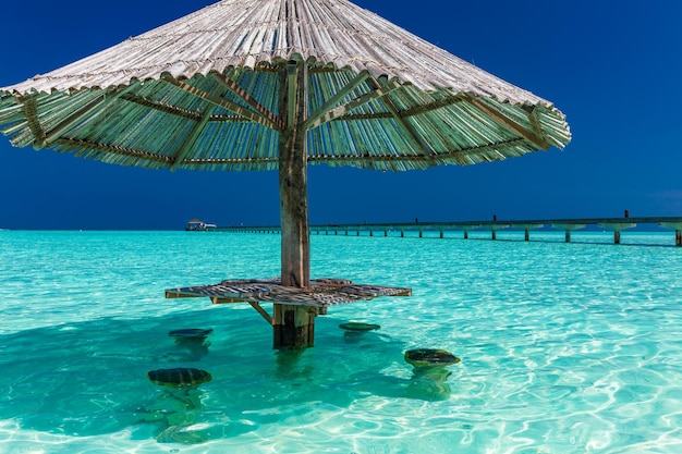 Hermoso paraíso de playa de verano con playa de arena y villas