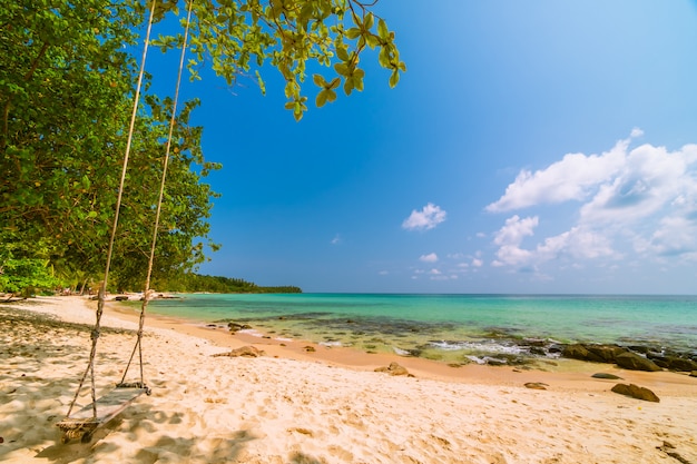 Hermoso paraíso tropical con playa y mar