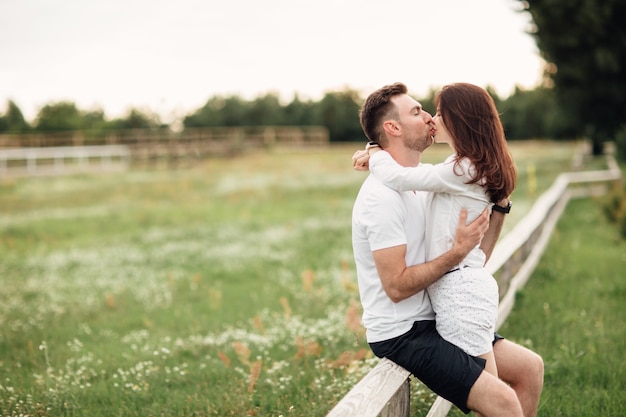 Hermoso, pareja joven, abrazar, y, besar