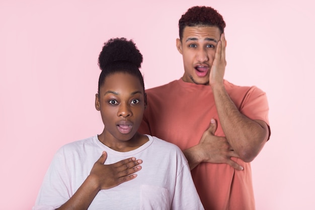 hermoso, pareja joven, hombre y mujer, en, fondo rosa