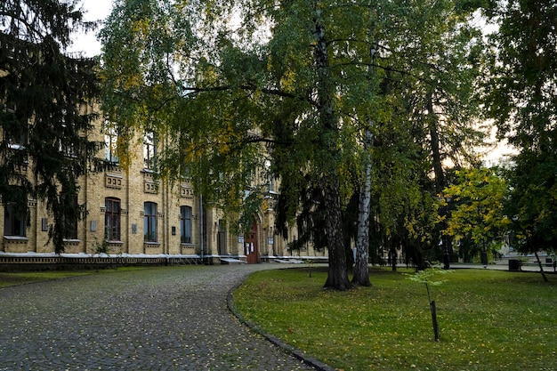 Hermoso parque al lado del castillo.